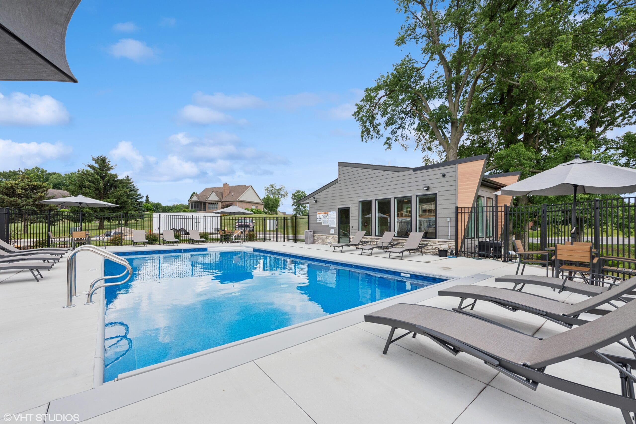 Pool & Clubhouse
